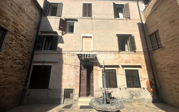 casa indipendente in vendita a Fermo in zona Camera