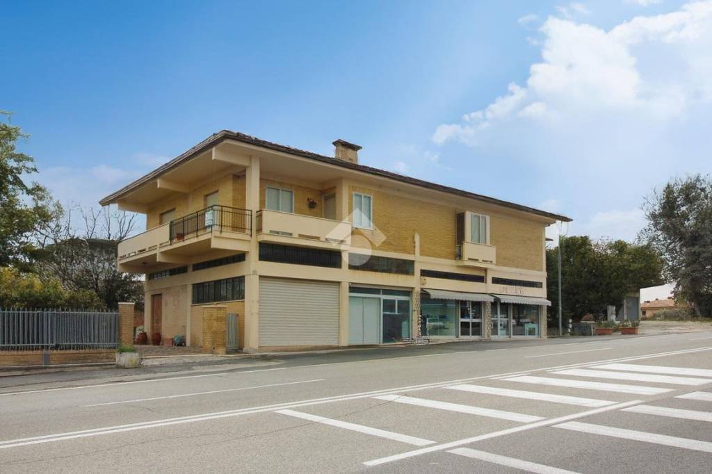 casa indipendente in vendita a Fermo in zona Camera