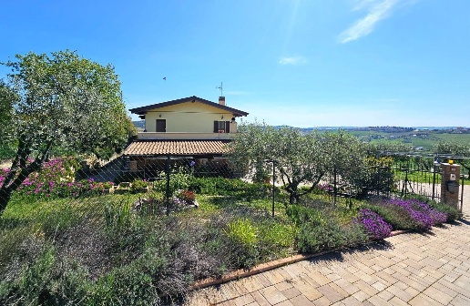 casa indipendente in vendita a Fermo