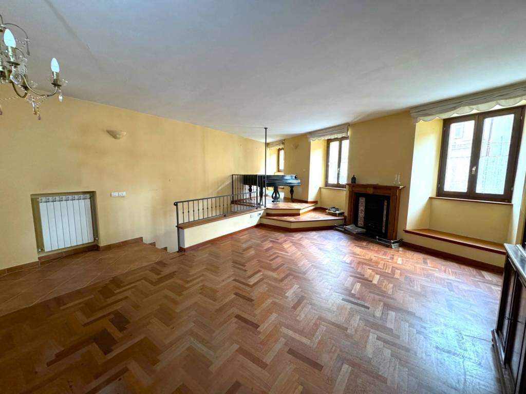 casa indipendente in vendita a Fermo in zona Camera