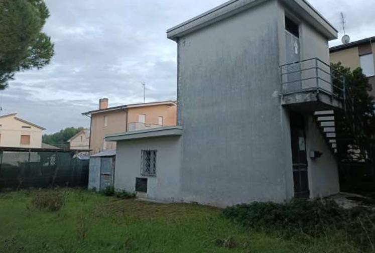 locale di sgombero in vendita a Fermo in zona Lido di Fermo