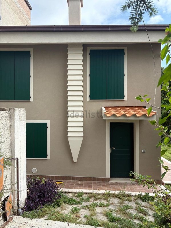 casa indipendente in vendita a Fermo in zona Capodarco
