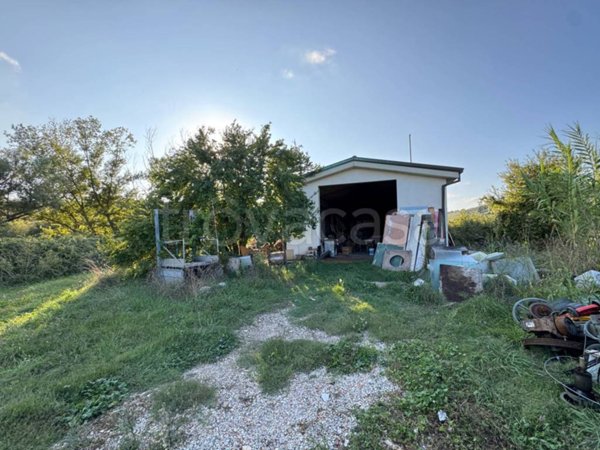 locale commerciale in vendita a Fermo in zona Moie