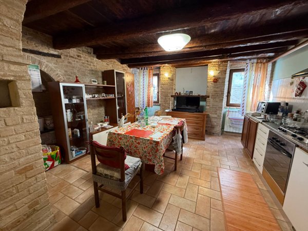 casa indipendente in vendita a Fermo in zona Camera
