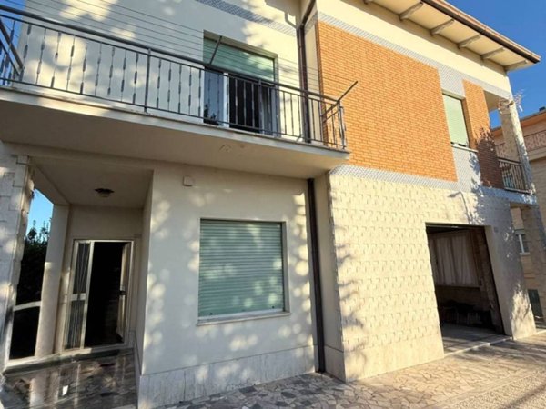 casa indipendente in vendita a Fermo