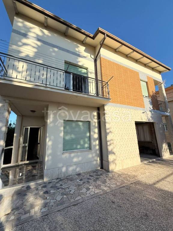 casa indipendente in vendita a Fermo in zona Camera