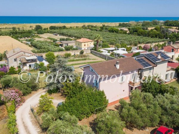 casa indipendente in vendita a Fermo in zona Salvano