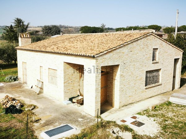 casa indipendente in vendita a Fermo in zona Campiglione