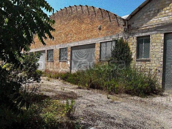 locale commerciale in vendita a Fermo