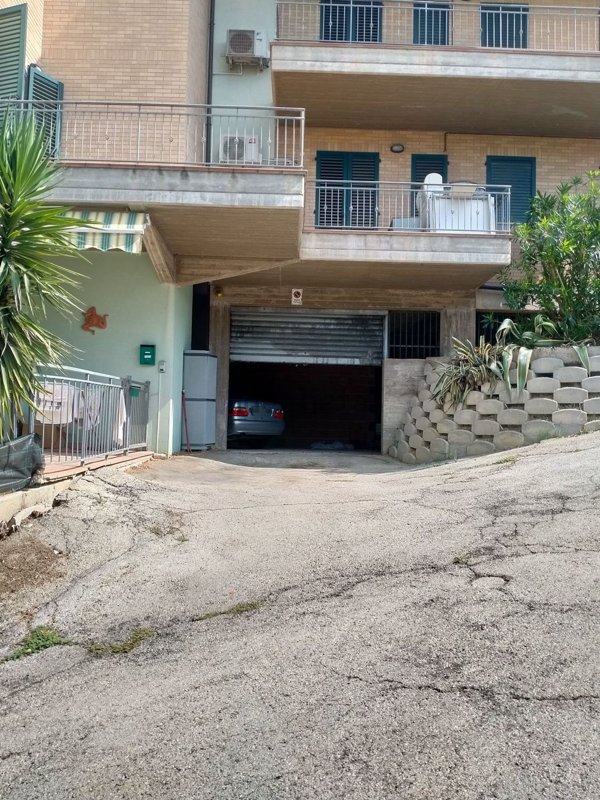 locale di sgombero in vendita a Fermo