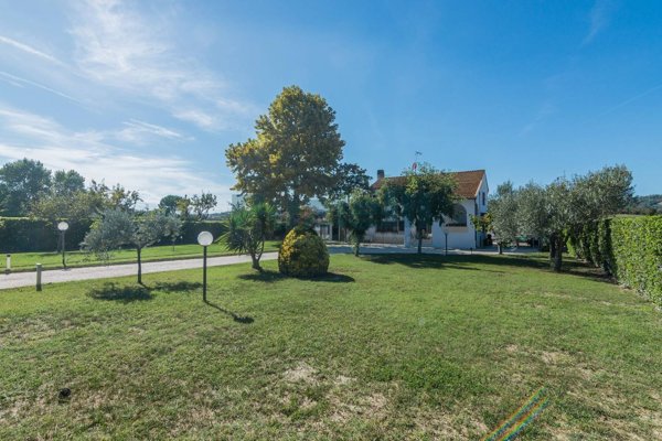 casa indipendente in vendita a Fermo in zona Camera