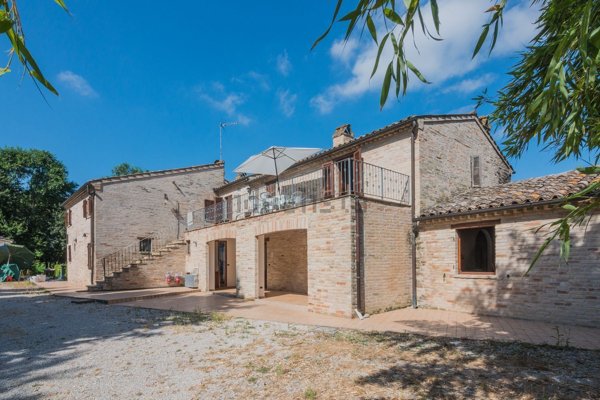 casa indipendente in vendita a Fermo in zona Camera