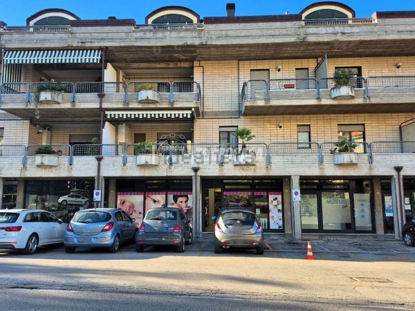 locale commerciale in vendita a Fermo