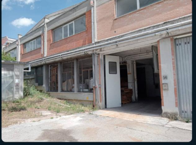 locale commerciale in vendita a Fermo in zona Campiglione