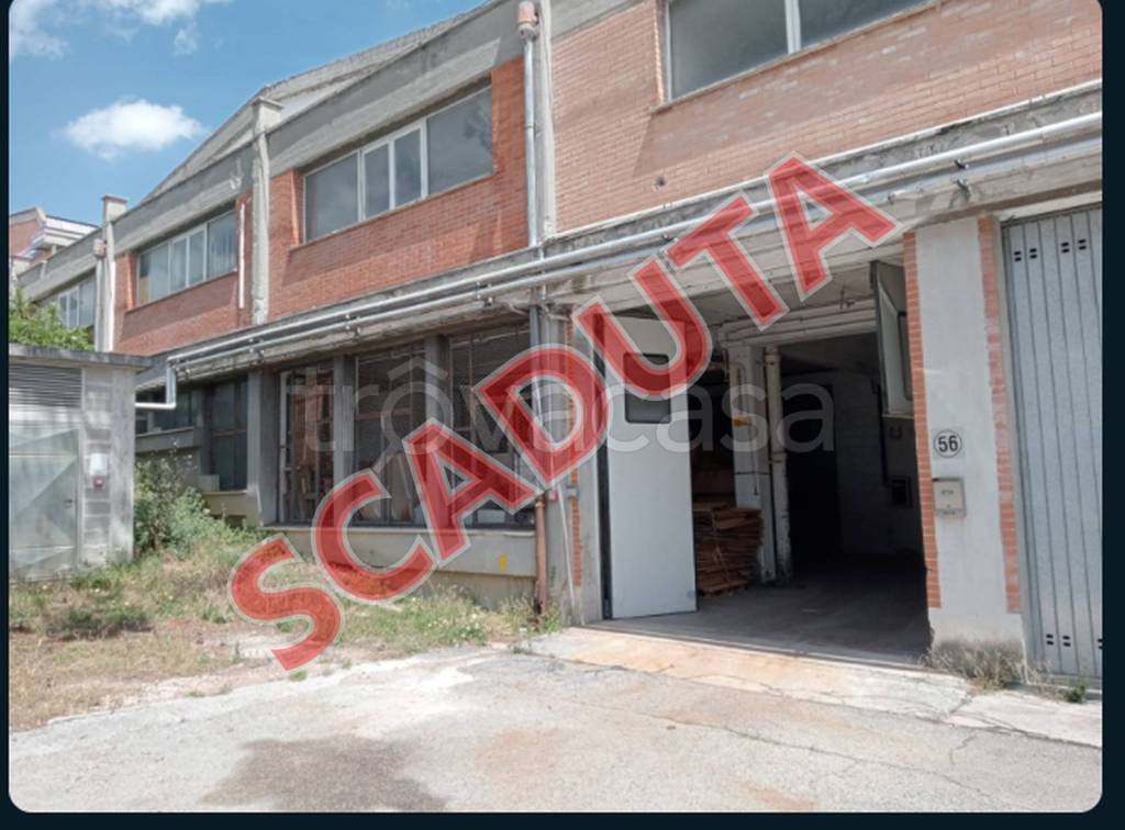 locale commerciale in vendita a Fermo in zona Campiglione