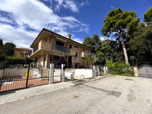 casa indipendente in vendita a Fermo in zona Camera