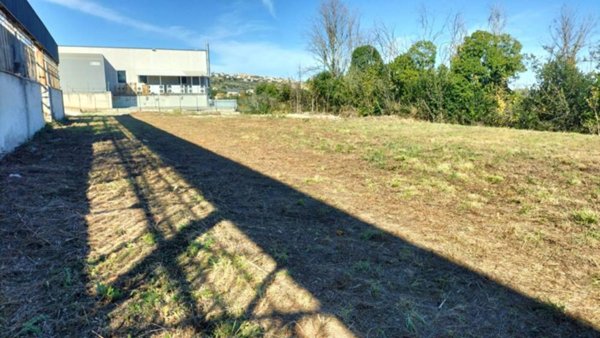 capannone in vendita a Fermo in zona Campiglione