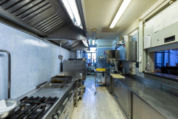 locale commerciale in vendita a Fermo