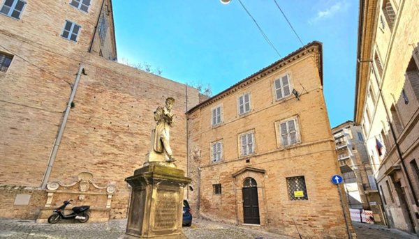 casa indipendente in vendita a Fermo