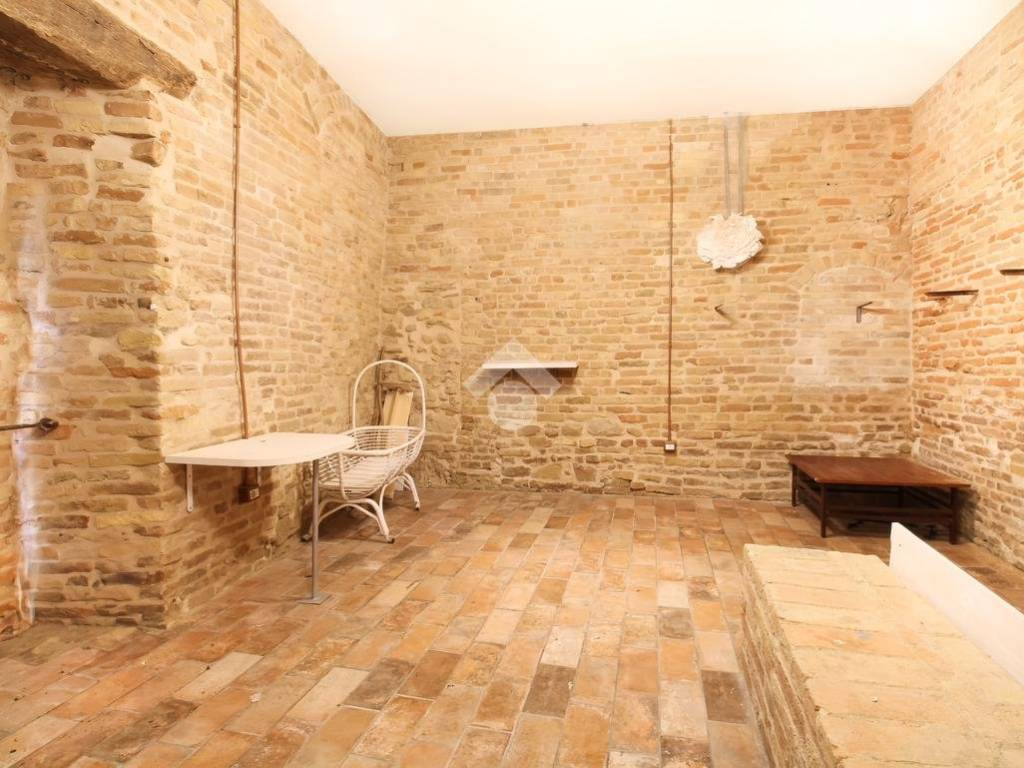 negozio in vendita a Fermo in zona Torre di Palme
