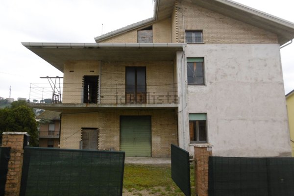 casa indipendente in vendita a Fermo