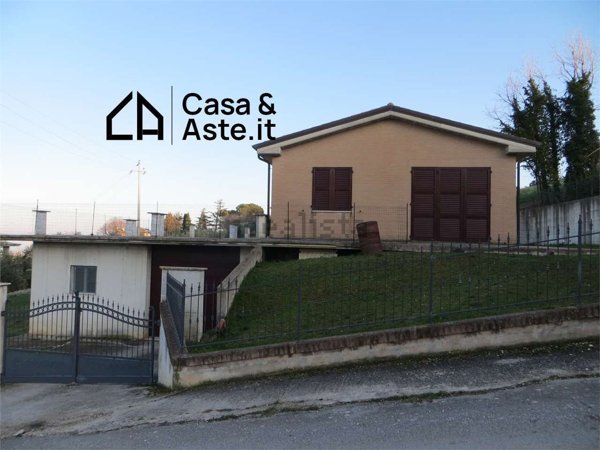 casa indipendente in vendita a Fermo