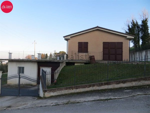 casa indipendente in vendita a Fermo in zona Campiglione