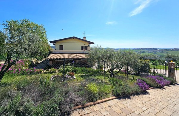 casa indipendente in vendita a Fermo