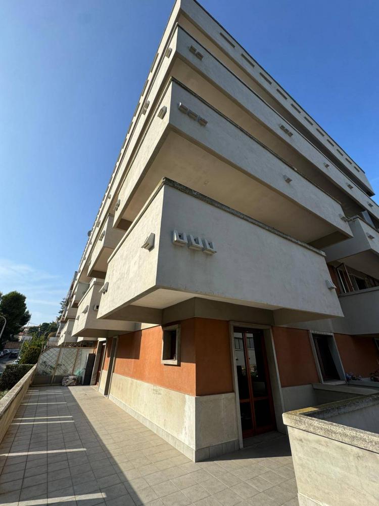 locale commerciale in vendita a Fermo