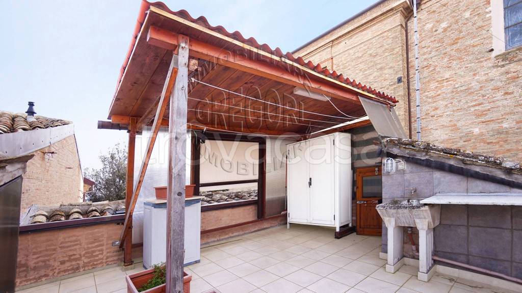 casa indipendente in vendita a Fermo in zona Camera