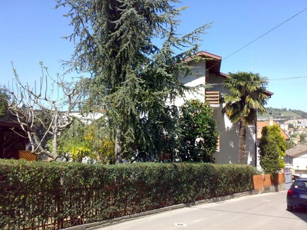 casa indipendente in vendita a Fermo in zona Camera