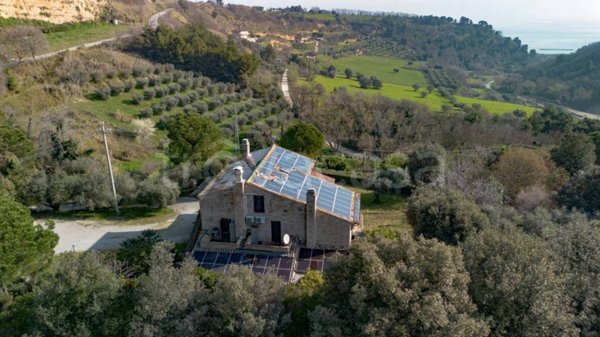 casa indipendente in vendita a Fermo in zona Camera