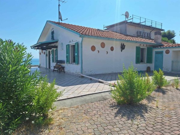 casa indipendente in vendita a Fermo