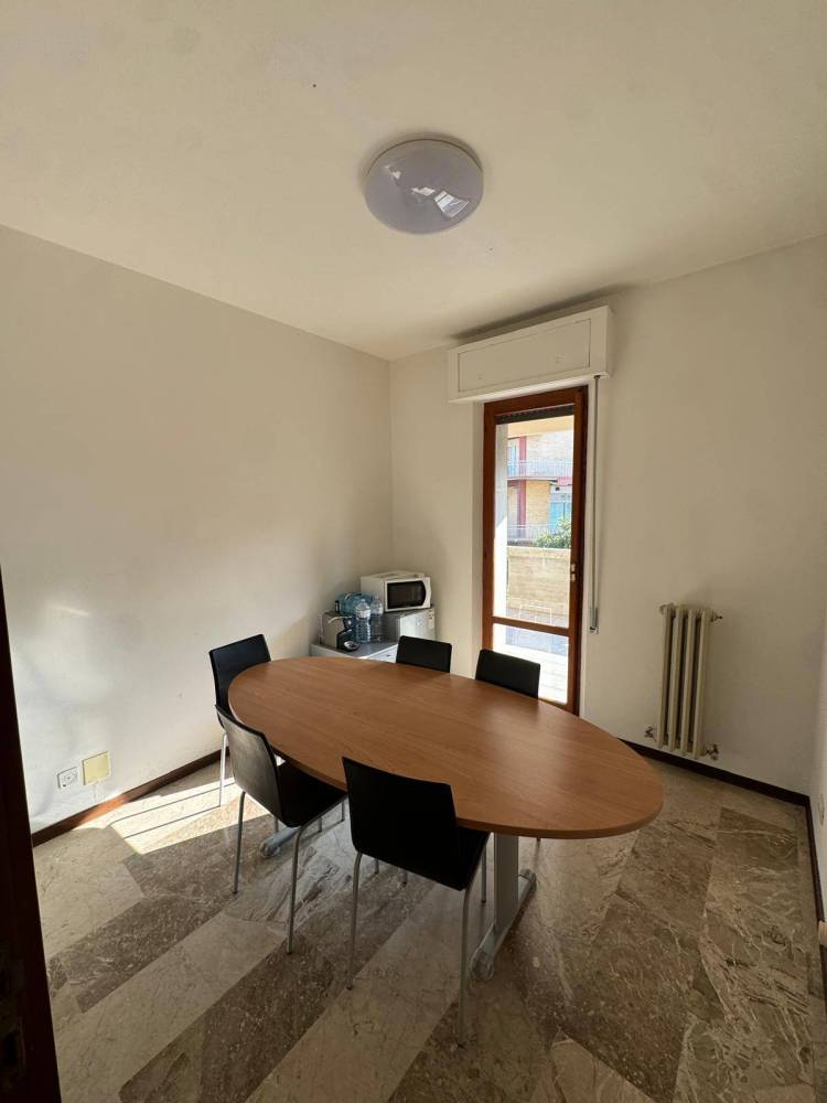 locale commerciale in vendita a Fermo