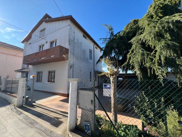 casa indipendente in vendita a Fermo in zona Camera