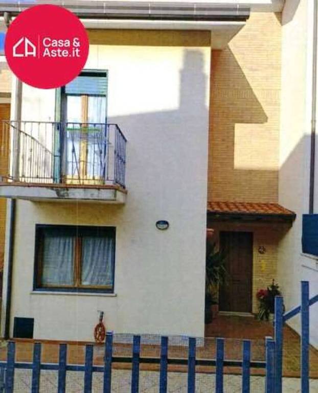 casa indipendente in vendita a Fermo