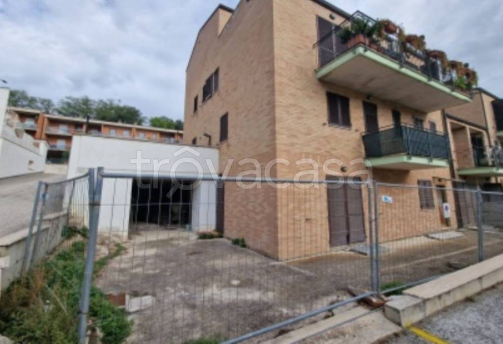 locale di sgombero in vendita a Fermo