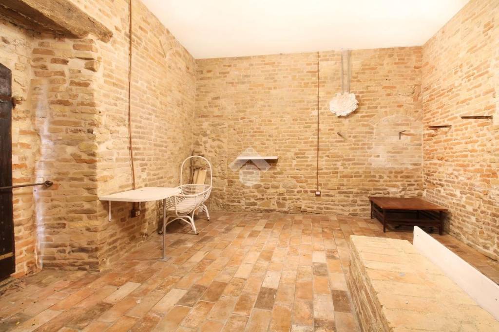 negozio in vendita a Fermo in zona Torre di Palme