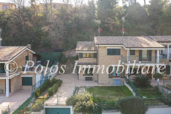 casa indipendente in vendita a Fermo in zona Camera