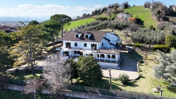 casa indipendente in vendita a Fermo