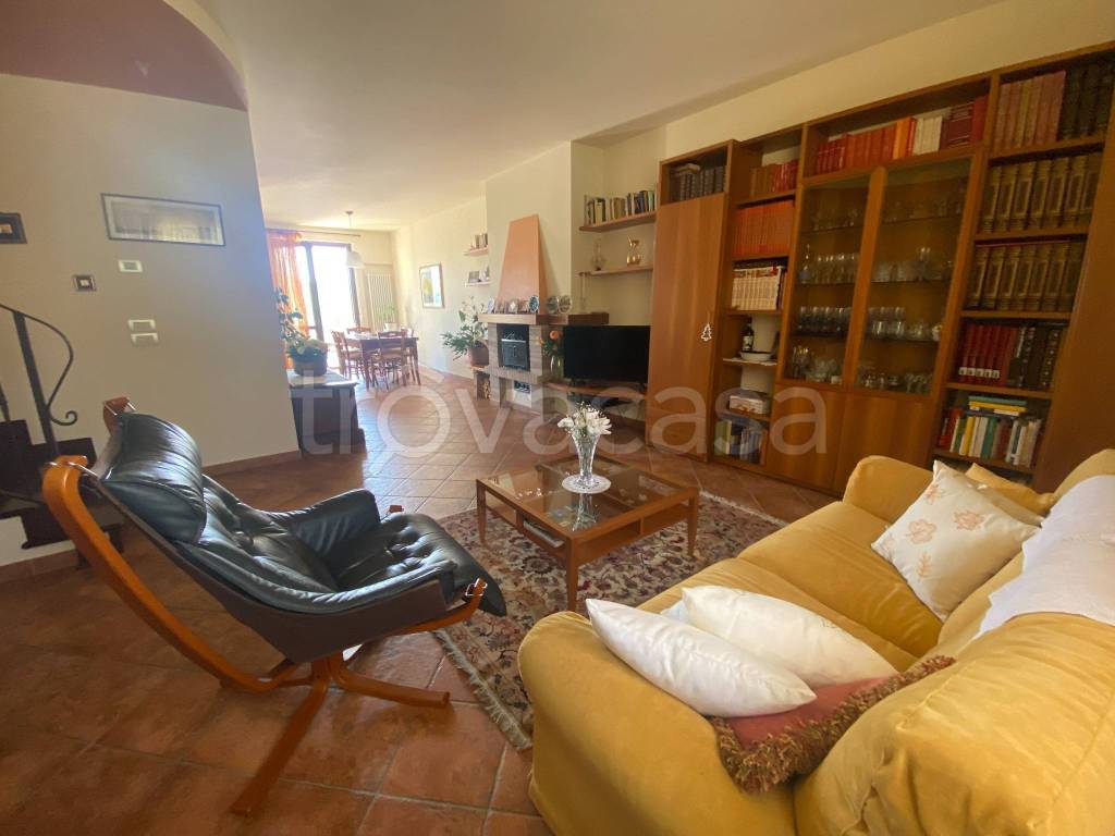 casa indipendente in vendita a Fermo in zona Camera
