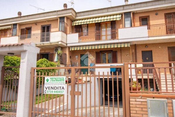 casa indipendente in vendita a Fermo in zona Camera