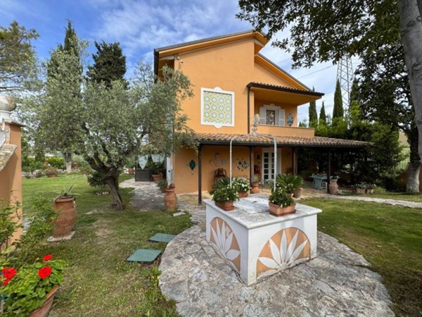 casa indipendente in vendita a Fermo in zona Parete