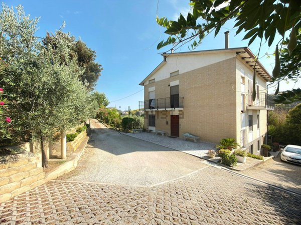 casa indipendente in vendita a Fermo in zona Molini di Tenna
