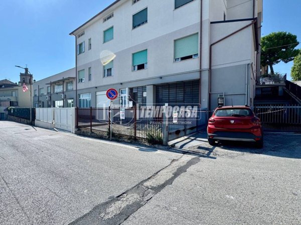 negozio in vendita a Fermo in zona Capodarco