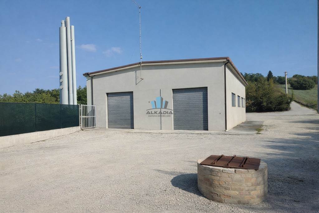 locale commerciale in vendita a Fermo in zona Salvano