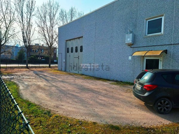 locale di sgombero in vendita a Grottazzolina