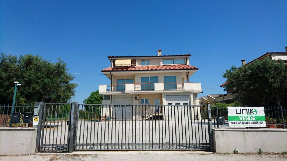 locale di sgombero in vendita a Lapedona