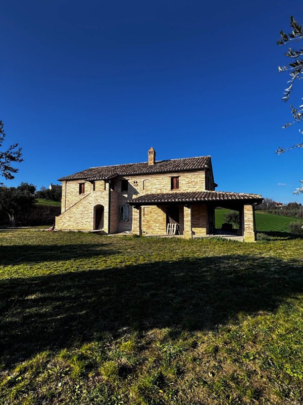 casa indipendente in vendita a Magliano di Tenna