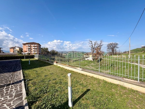 casa indipendente in vendita a Massa Fermana